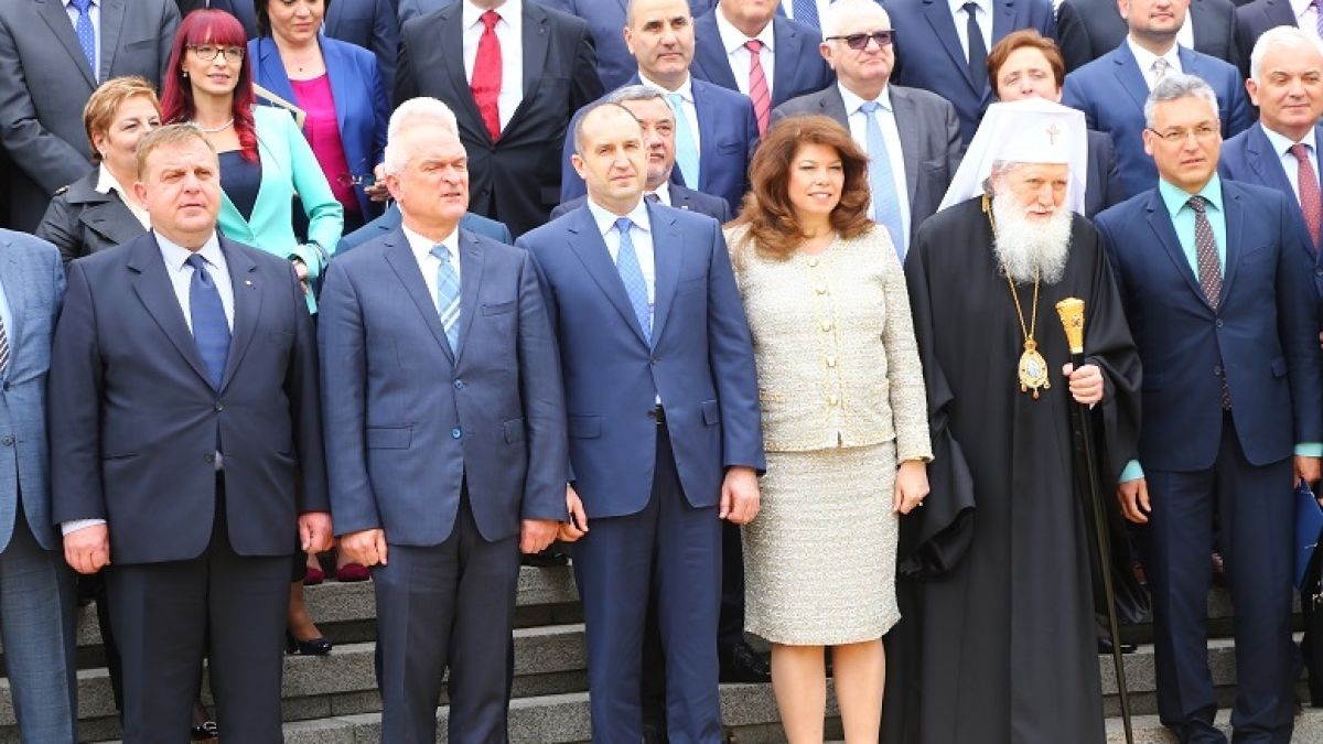 По дрехите да ги посрещнем: Делови стил, тъмни цветове...или как бяха облечени депутатите днес