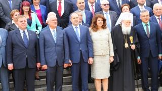 По дрехите да ги посрещнем: Делови стил, тъмни цветове...или как бяха облечени депутатите днес
