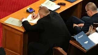 Борисов го изби на творчество в парламента! (СНИМКИ)