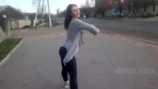 Палавница развъртя дупе в туърк на пътя и стана страшно (ВИДЕО)