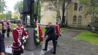 Румен Радев  дойде с венец днес в щаба на българската военна наука (СНИМКИ)