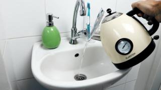 Спират топлата вода на половин София