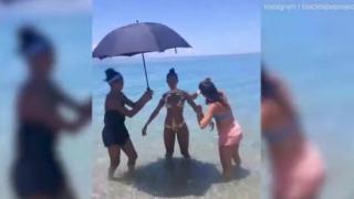 Метални бански шашнаха всички, завръщат ли се девствените колани? (СНИМКИ/ВИДЕО)