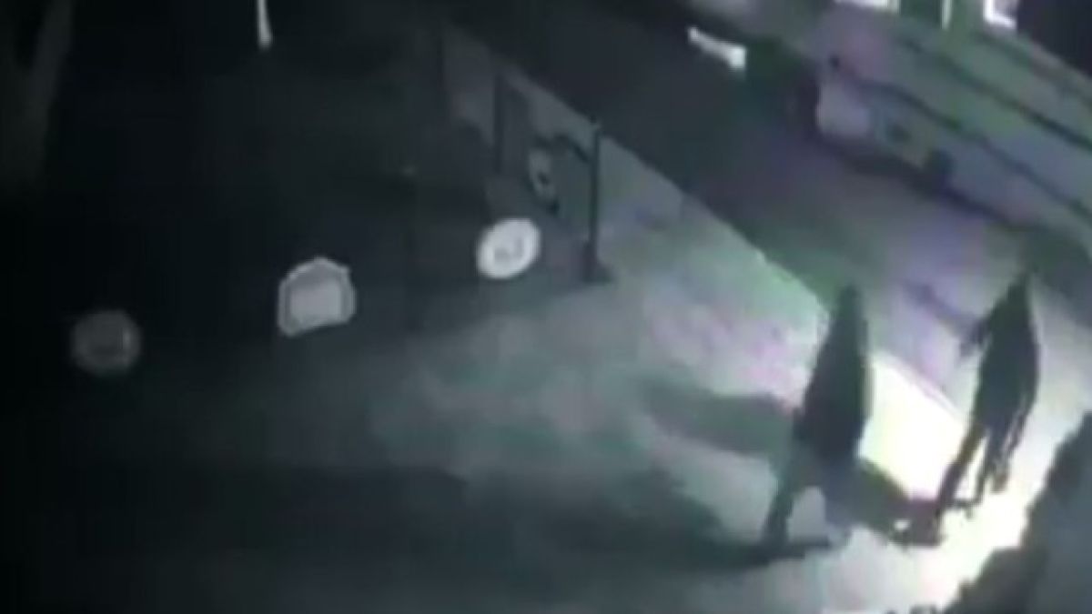 Първо ВИДЕО с качулатите, които драснаха клечката на ресторанта на Божо Кравата