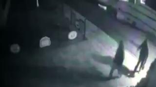 Първо ВИДЕО с качулатите, които драснаха клечката на ресторанта на Божо Кравата