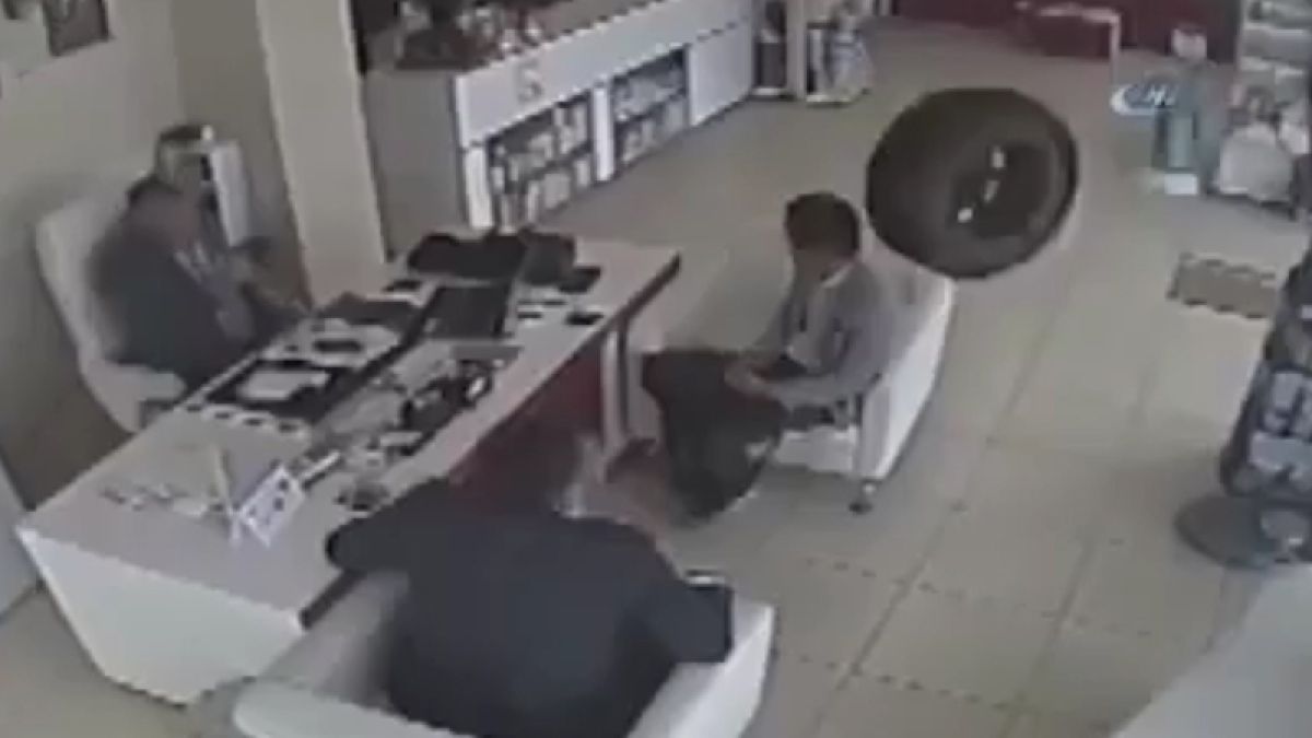 Автомобилна гума влетя в аптека (ВИДЕО)