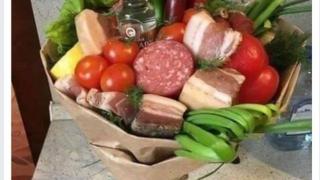 Само в БЛИЦ! Мъжки букет направи фурор в мрежата (СНИМКА)