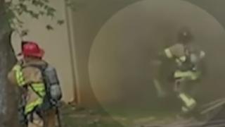 Чудо! Пожарникар хвана във въздуха бебе, хвърлено от втория етаж (ВИДЕО)