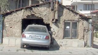 Среднощен кошмар в Хайредин! Тийнейджъри се размазаха с "Ауди" в къща   