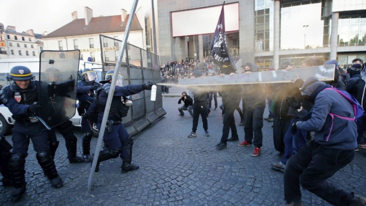 След края на изборите в Париж ври и кипи! Протестиращи се събраха на Площада на Бастилията, стигна се до сблъсъци с полицията (СНИМКИ/ВИДЕО)
