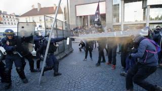 След края на изборите в Париж ври и кипи! Протестиращи се събраха на Площада на Бастилията, стигна се до сблъсъци с полицията (СНИМКИ/ВИДЕО)