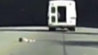 Ужасяващи КАДРИ! Момиченце падна от автобус, летящ с висока скорост  