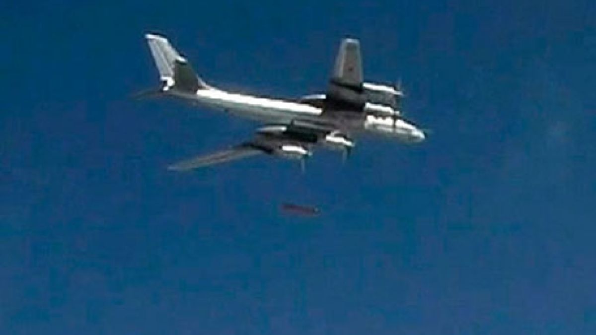 Нощният кошмар на подводничарите на НАТО: Кадри на атака на Ту-142М3 по подводница на врага