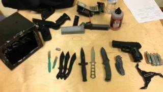 Мъж се опита да се качи на самолет с цял боен арсенал