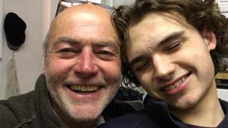 Предупреждението "не яжте храни от улицата" получи трагично потвърждение. Момче вкуси пилешко на грил на рождения си ден и умря 