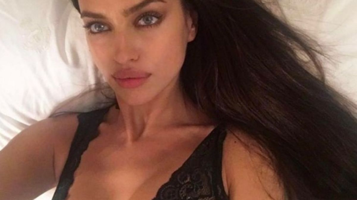 Ах, че палава! Ирина Шейк се пусна гола броени дни след раждането, показа мокра плът (СНИМКА 18+)