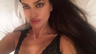 Ах, че палава! Ирина Шейк се пусна гола броени дни след раждането, показа мокра плът (СНИМКА 18+)