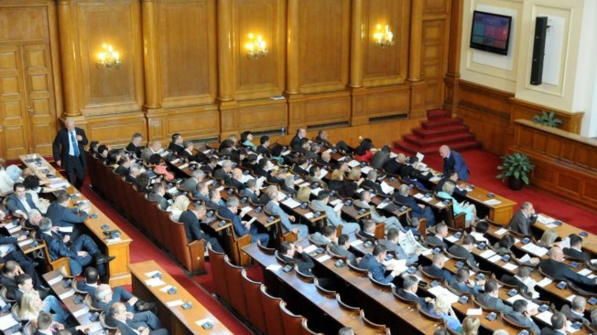 Депутатите си уредиха ваканциите, ето колко ще почиват