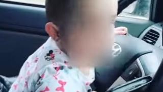 Млада майка се „похвали” в нета с уменията на бебето си зад волана и съжали жестоко (ВИДЕО)
