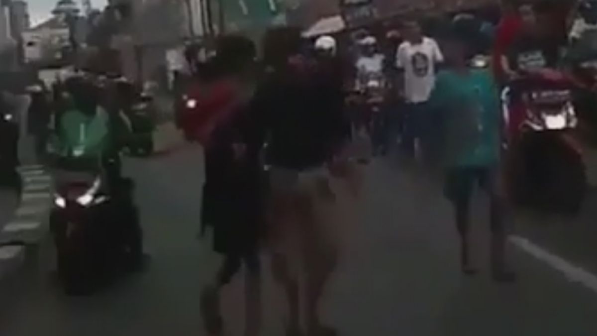 Ужасяващо ВИДЕО 18+! Престъпници забиха сърп в главата на мъж, но той...