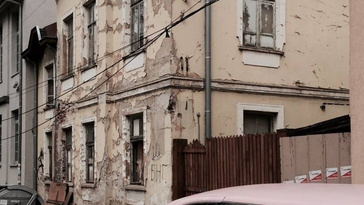 Грозна гледка в центъра на София! Обещаха ремонт за стотици хиляди, но цари същата разруха (СНИМКИ)