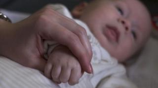Млада българка опита да продаде новороденото си бебе в Лариса, но не случи на купувачи 