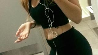 Какво става в САЩ? Изхвърлиха секси студентка от фитнес заради сочно деколте (СНИМКИ)