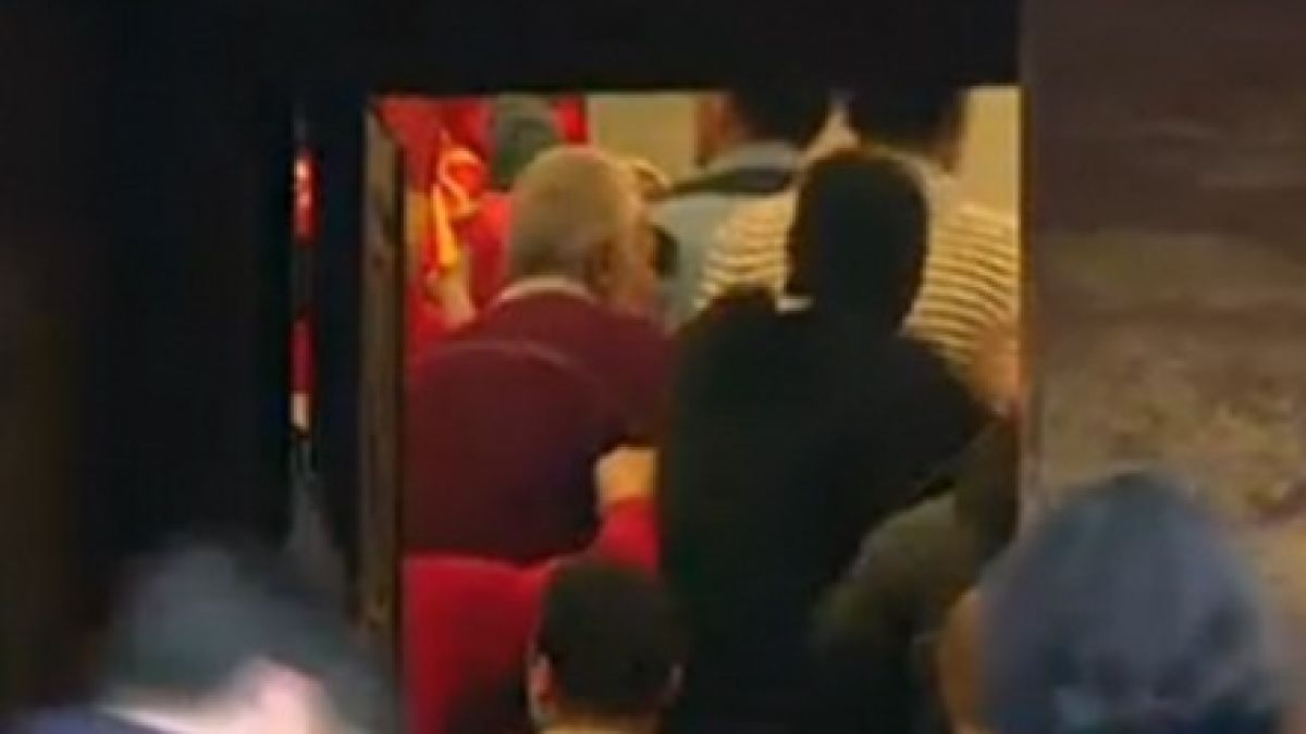 В Македония е страшно! Протестиращи нахлуха в парламента с викове: "Това е държавен преврат!", след като новият му шеф Талат Джафери държа реч на албански (СНИМКА/ВИДЕО)