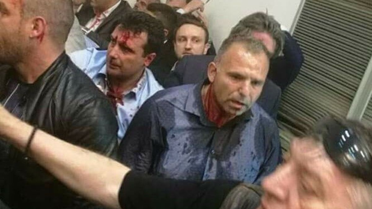 НА ЖИВО от западната ни съседка: Напрежението ескалира до небесата - македонските депутати вече са заложници! 