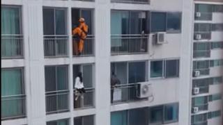 Вижте страшната каскада, с която спасиха самоубийца! (ВИДЕО)