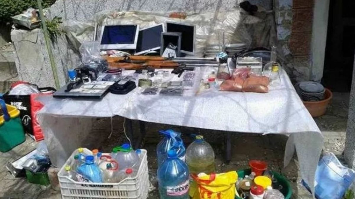 Издирван пандизчия се настани в къща на починал дядо и я превърна в ... (СНИМКИ)