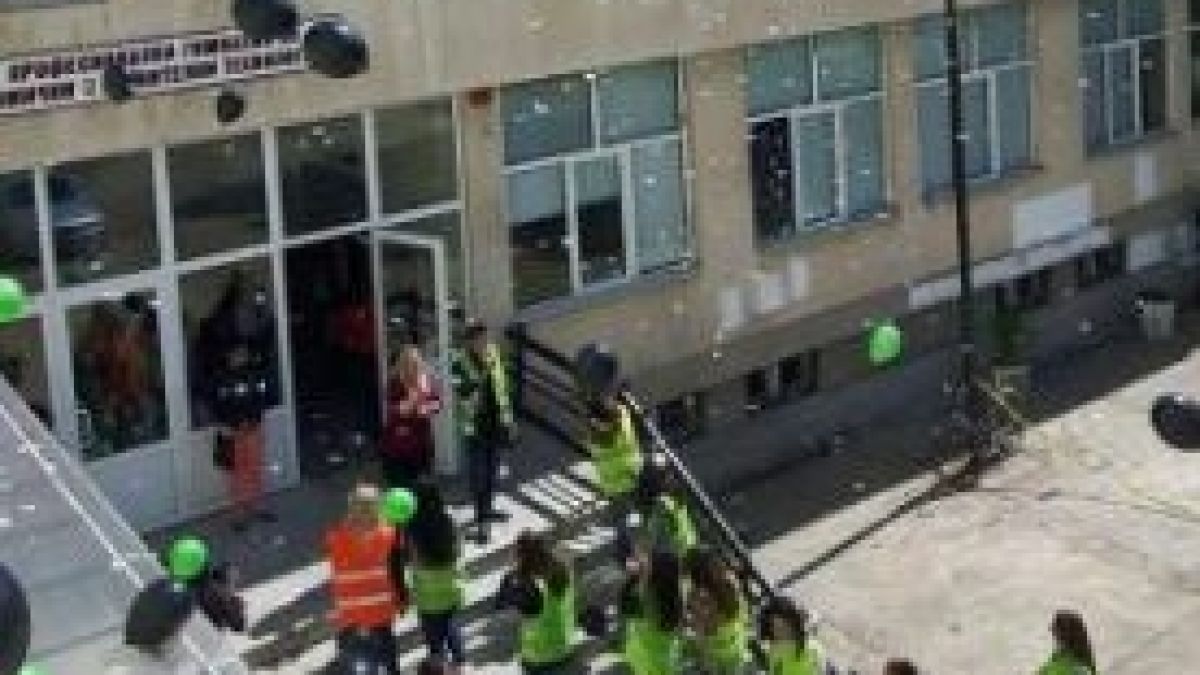 Пет коли с надпис "Полиция" нахлуха в двора на пазарджишко школо заради класна на зрелостници 