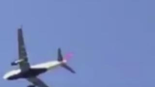 Ужас във въздуха! Самолет излетя и двигателят му избухна в пламъци (ВИДЕО)