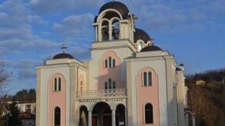 За първи път от близо век: Осветиха нова катедрала в Ловеч