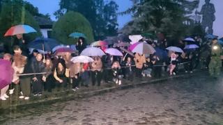 Въпреки пороя, стотици родолюбци излязоха да почетат Априлската епопея в Клисура (СНИМКИ)