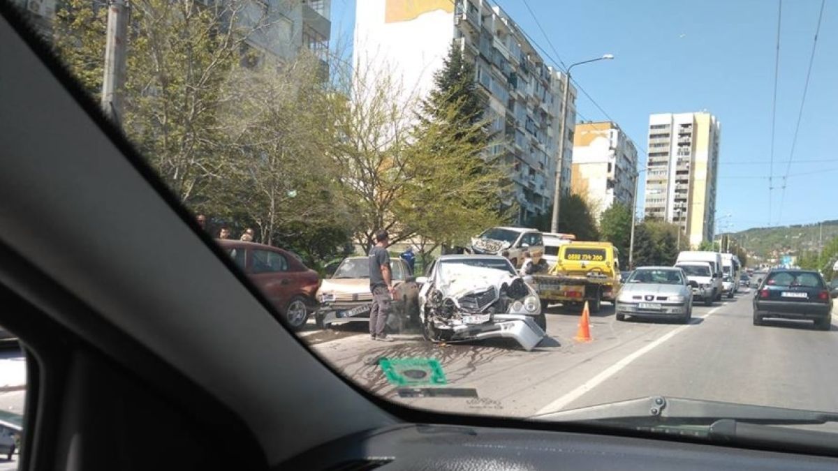 Кръв се лее по варненски булевард: Шестима са в болница! (СНИМКИ)