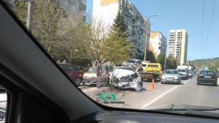 Кръв се лее по варненски булевард: Шестима са в болница! (СНИМКИ)