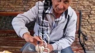 Кокошка зарадва стопанина си с гигантско яйце (СНИМКИ)