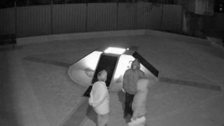 Познавате ли ги? Това са вандалите, нашарили паметника на жертвите на комунизма в Бургас (ВИДЕО)