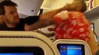 Брутален бой на борда на самолет хвърли в ужас пътници и стюарди (СНИМКИ/ВИДЕО 18+)