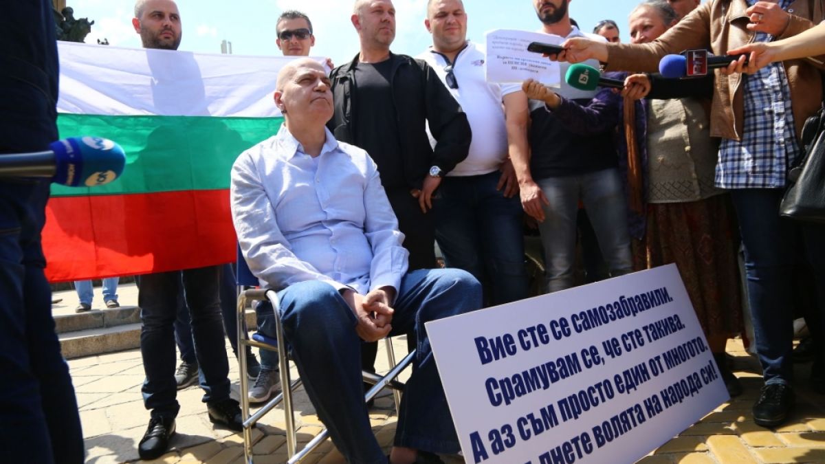 Слави Трифонов пред парламента, обясни защо е там и има ли политически амбиции (СНИМКИ/НА ЖИВО)