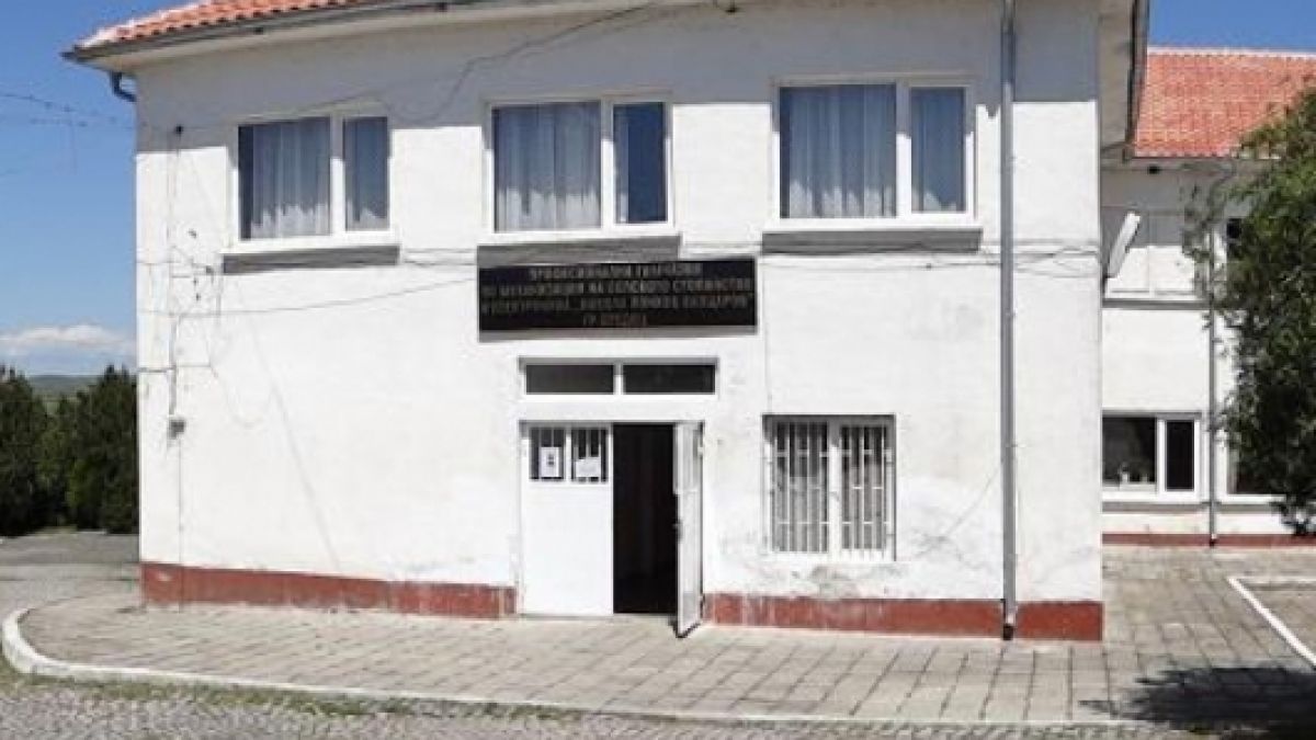 Вандали омазаха входа на професионална гимназия с човешки изпражнения