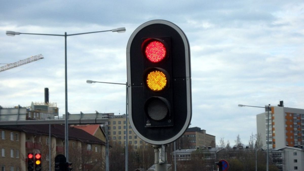 Светофар, който свети само червено и жълто, обърка шофьорите