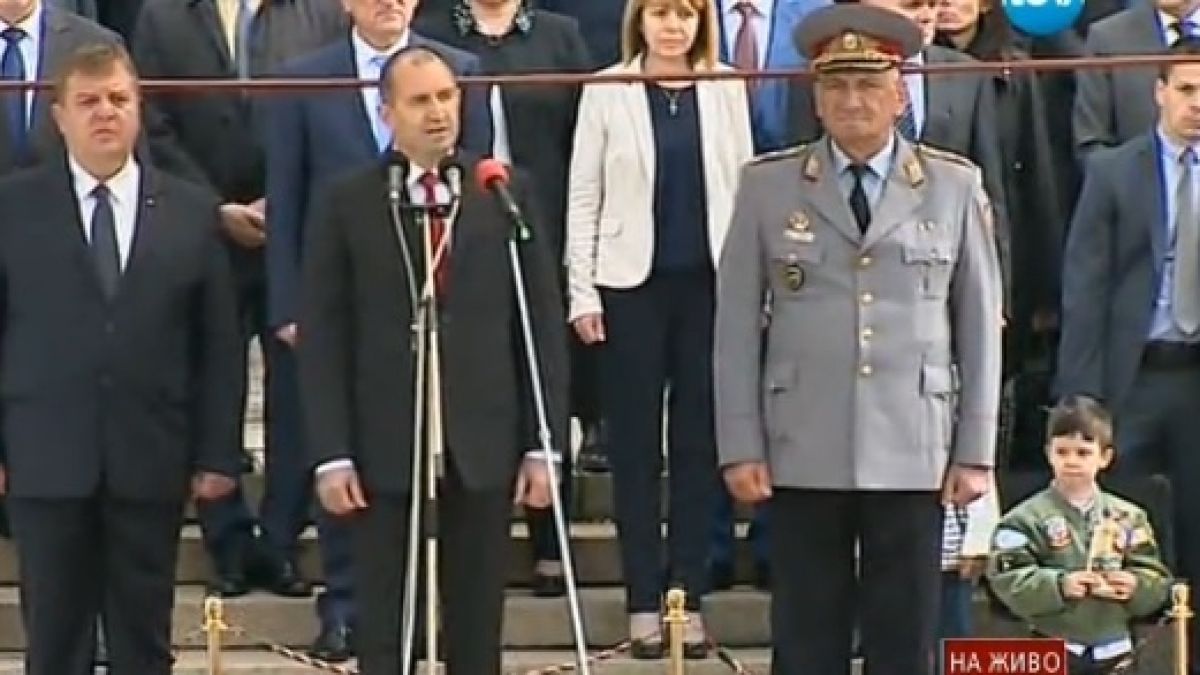 Радев изнесе най-емоционалното слово пред родната армия: Не ние, политиците, ще рискуваме живота си на земята, в морето и в небето, а хората в пагони (СНИМКИ)