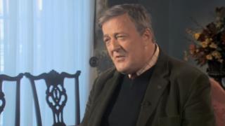 Тежка съдба сполетя актьора Стивън Фрай след думите, които изрече по адрес на Господ (ВИДЕО)