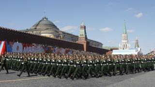 Нещо грандиозно се случи на Червения площад в Москва! Русия извади на показ най-новата си военна техника (ВИДЕО)