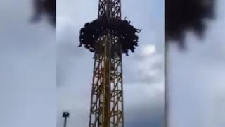Ужас в Турция! Атракцион се счупи и се срути с хора на него (ВИДЕО)