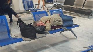 Сигнал до БЛИЦ: 200 българи бедстват като заложници на летището в Крит