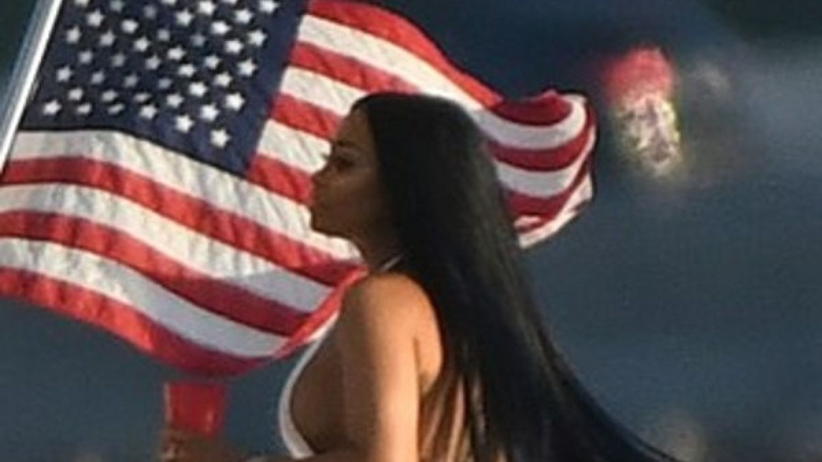 US патриотизъм: Блек Чайна друса пищни телеса пред флага (СНИМКИ 18+)