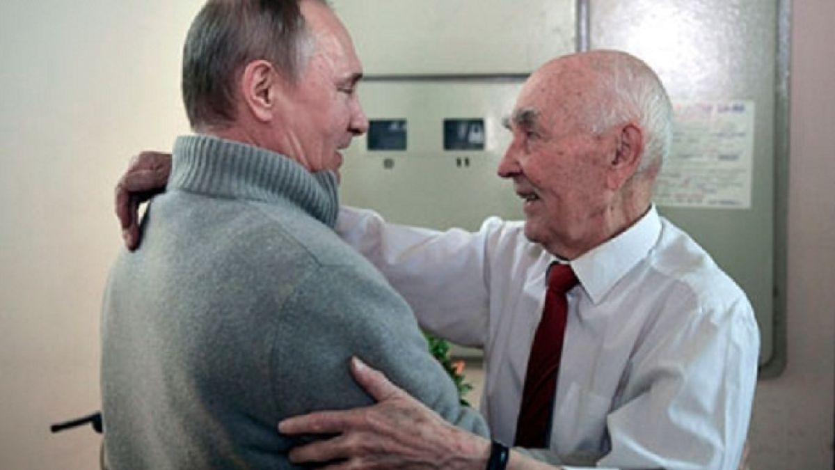 Трогателна СНИМКА! Путин се срещна с 90-годишния си бивш началник в КГБ 